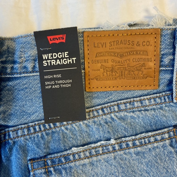 Levi’s • Wedgie Straight Distressed - Picture 6 of 9